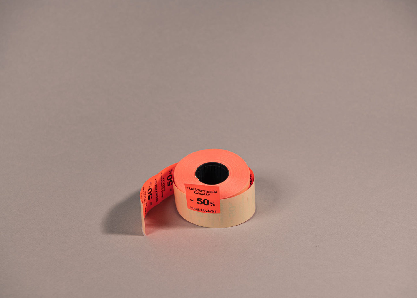 Etiketti 29x28mm ”Tästä tuotteesta kassalla -50% Huom. Päiväys!” - Tukkupakkaus 30rll